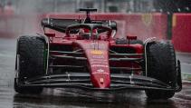 Charles Leclerc rijdend op intermediate banden (inters) op Suzuka GP van Japan 2022