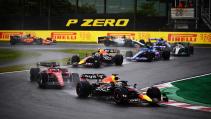 GP van Japan 2022 Verstappen leidt het veld tijdens herstart