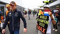 Max Verstappen met fan bord wereldkampioen 2022