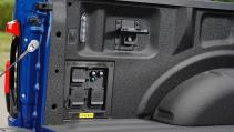 Ford F-150 Lightningbadge laadbak binnenkant stekkers