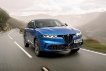 Alfa Romeo Tonale Veloce rijdend op een weg schuin voor