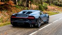 Bugatti Chiron Profilée rijdend op een weg schuin achter