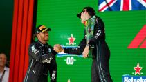 GP van Brazilië 2022 George Russell podium met Hamilton hand