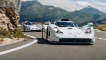 Cars & Coffe Porsche GT1 Strassenversion twee auto's rijdend achter elkaar voorkant bocht