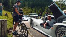 Porsche GT1 Strassenversion met fietser