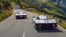Cars & Coffe Porsche GT1 Strassenversion twee auto's rijdend achter elkaar achterkant