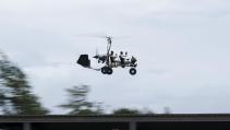 Gyrokopter op Hawaï in de lucht
