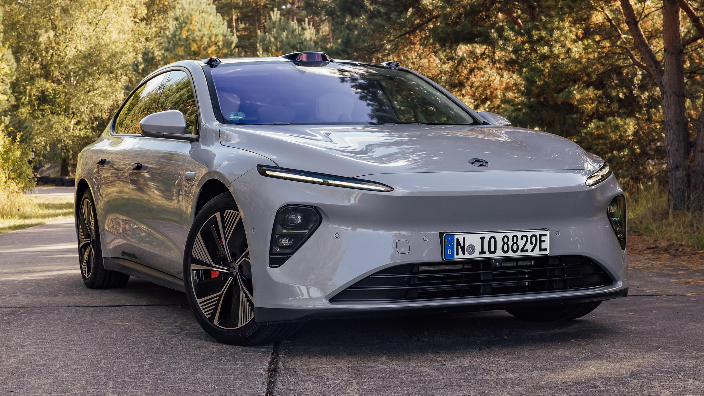 Nio ET7 100 kWh op een weg schuin voor