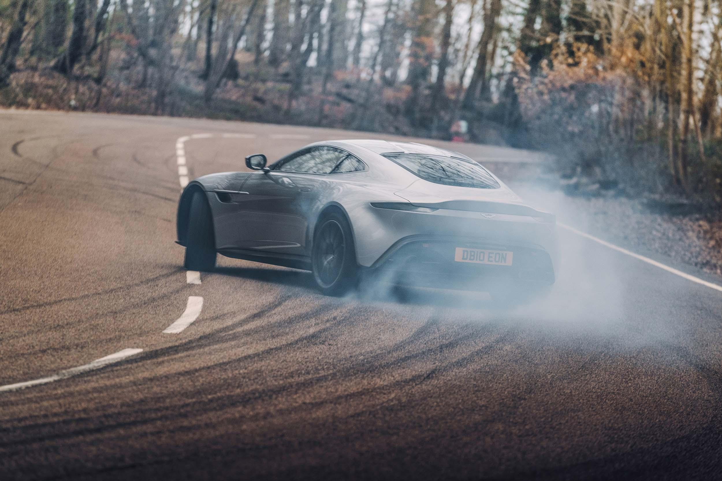 Driftende Aston Martin DB10 van James Bond (007)