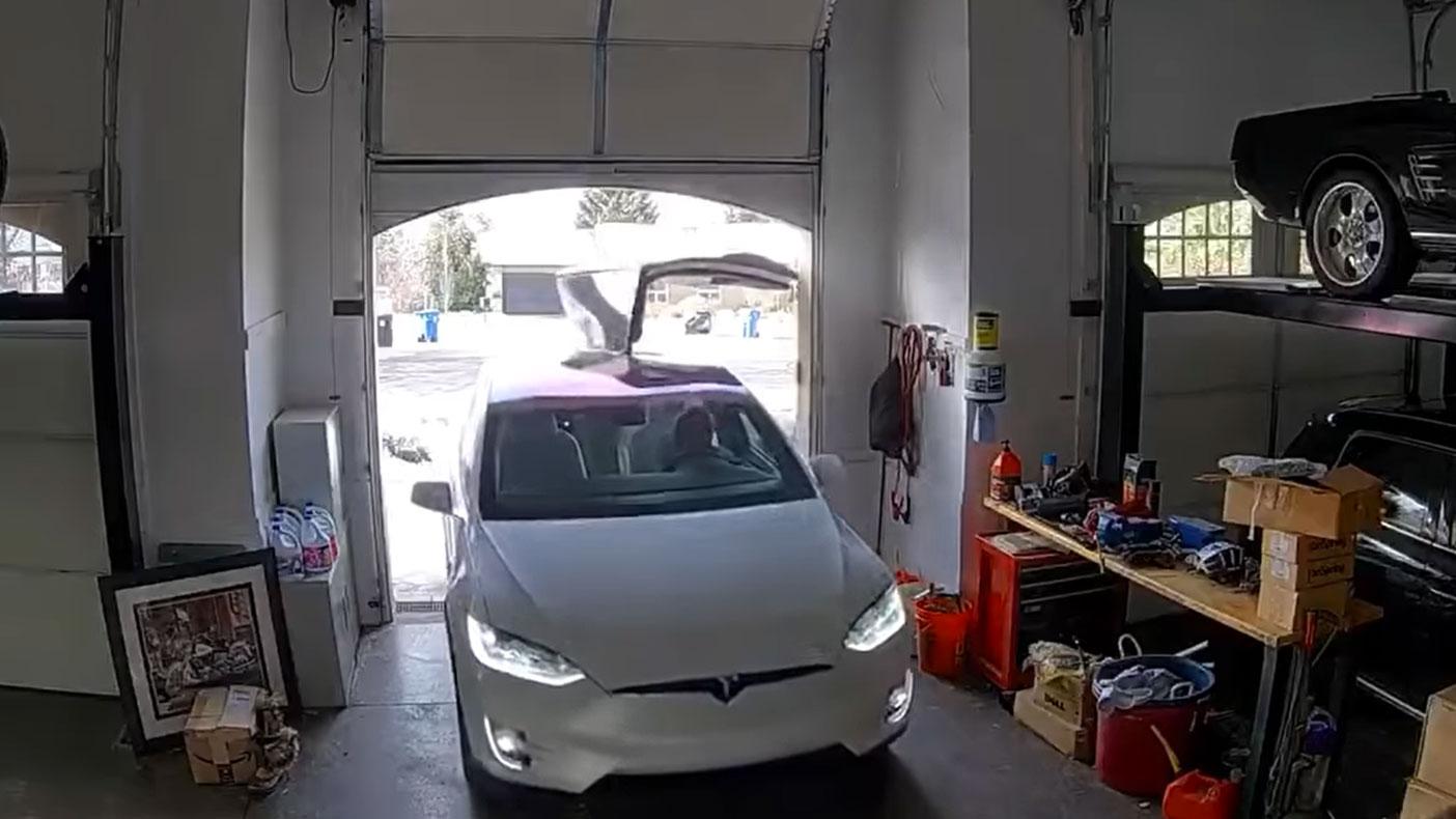 Tesla Model X met open vleugeldeur rijdt tegen garage TopGear
