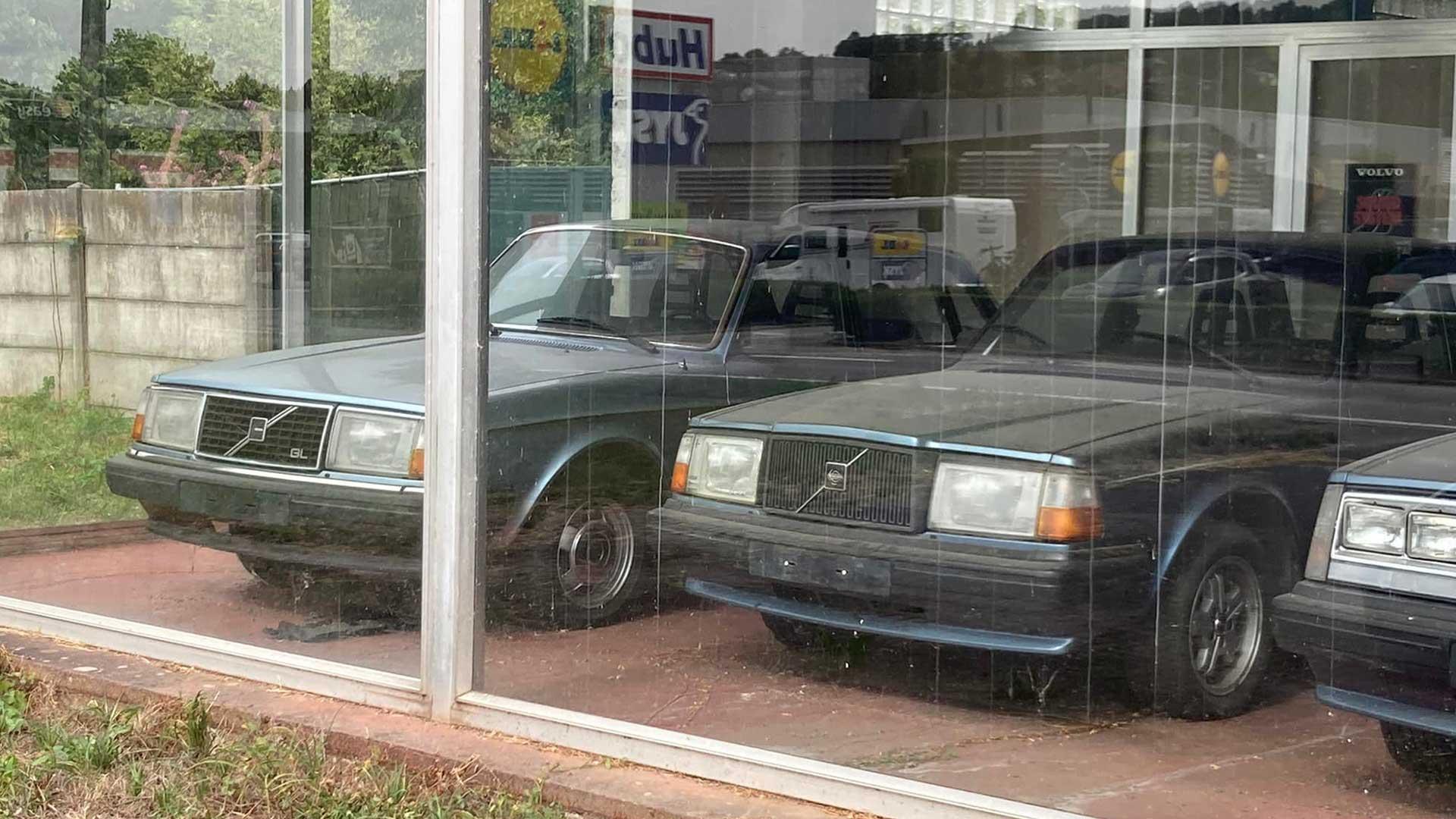 Bij deze verlaten Volvodealer in België staat de tijd al 13+ jaar stil