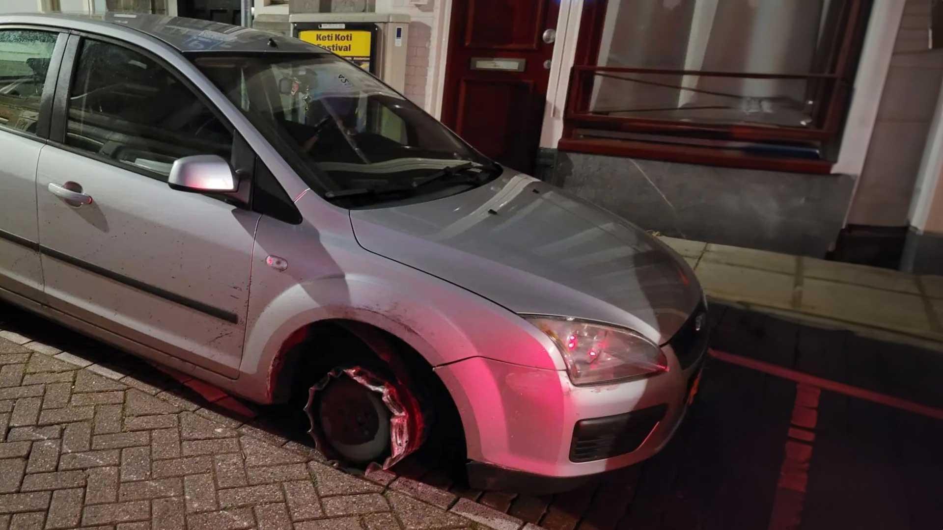Man rijdt in auto zonder banden naar huis, maar krijgt geen boete