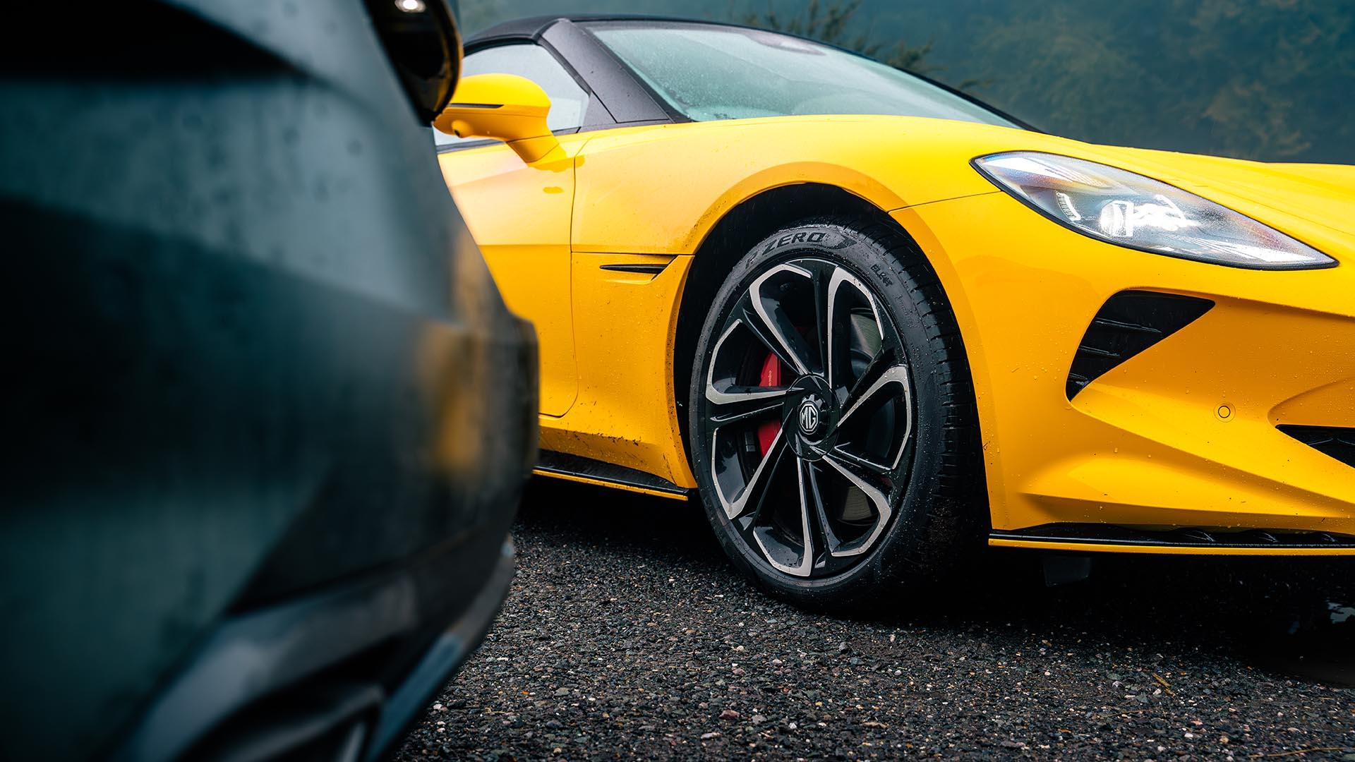 Is de elektrische MG Cyberster beter dan de Duitse BMW Z4? - TopGear