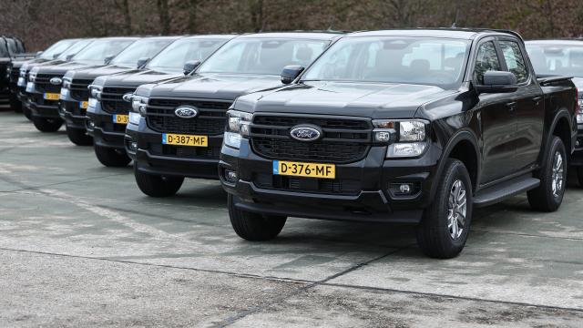Zwarte pick-ups van Defensie (Ford Ranger) gaan drones spotten
