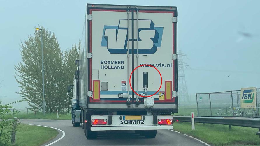 Waarom vrachtwagens een klepje in de deur van de trailer hebben
