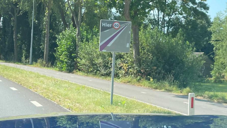 Wat betekent de paarse streep op de weg? Hoe hard mag je daar?