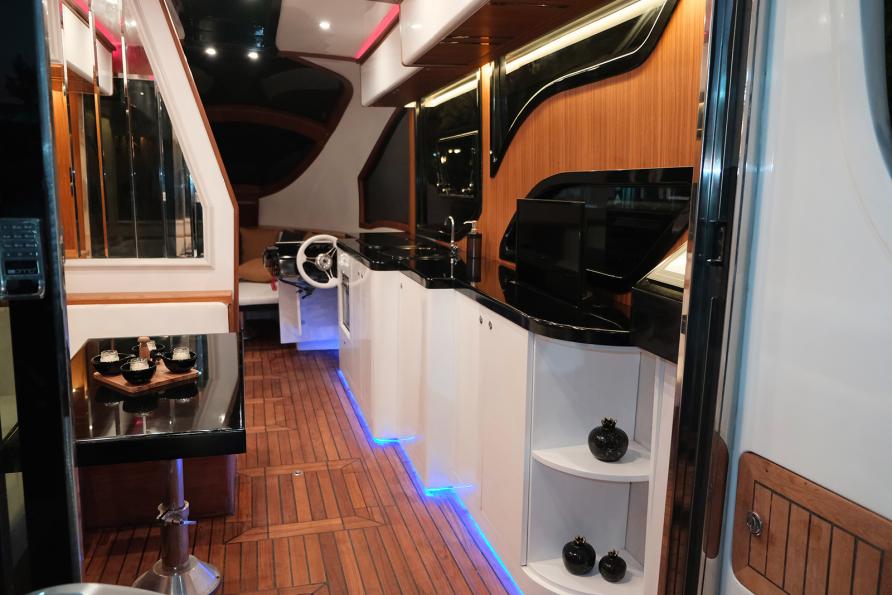 Met deze amfibische caravan kun je camperen én varen - TopGear