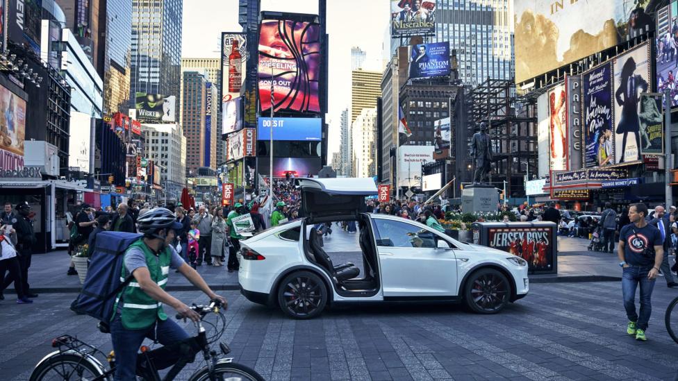 Rory Reid met de Tesla Model X in New York