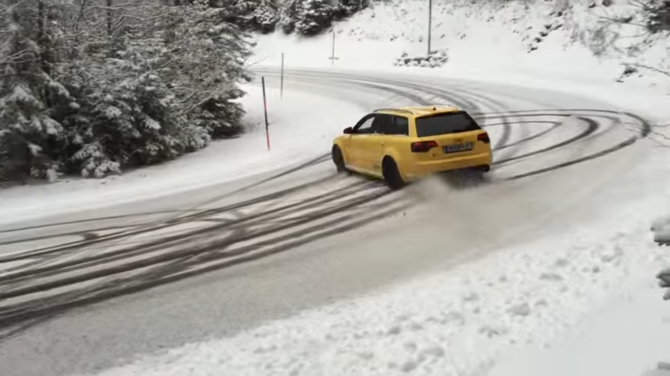 Audi RS 4 sneeuwdrift een berg op met heerlijk kabaal