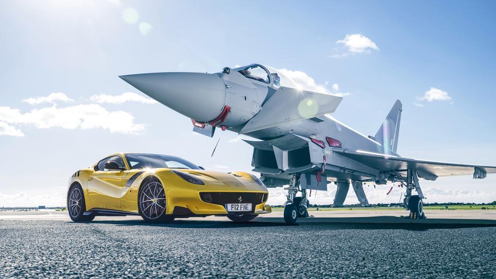 Ferrari F12tdf neemt het op tegen de Eurofighter Typhoon