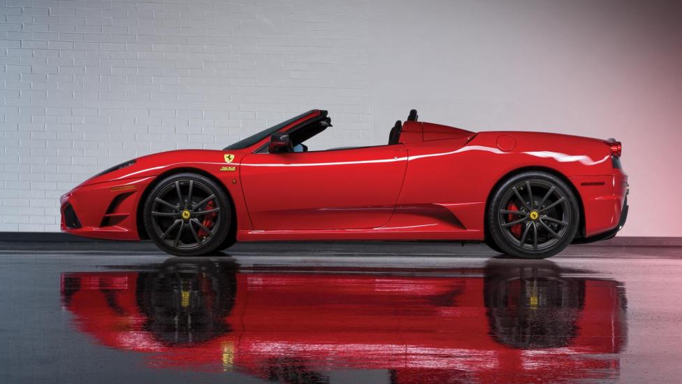 Deze Ferrari droomgarage is te koop