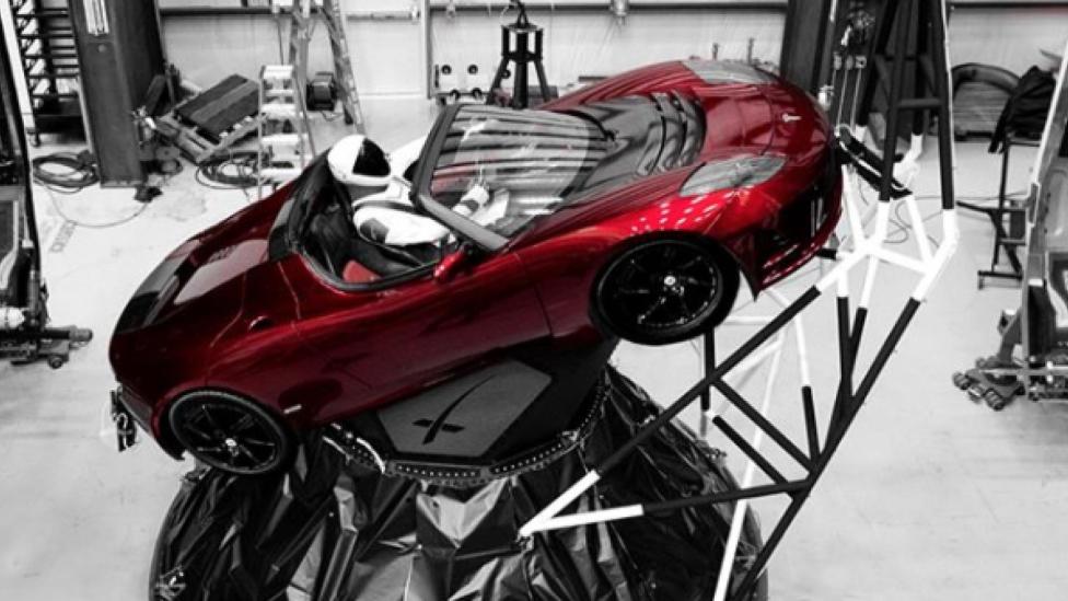 Elon Musk schiet Tesla Roadster met passagier de ruimte in