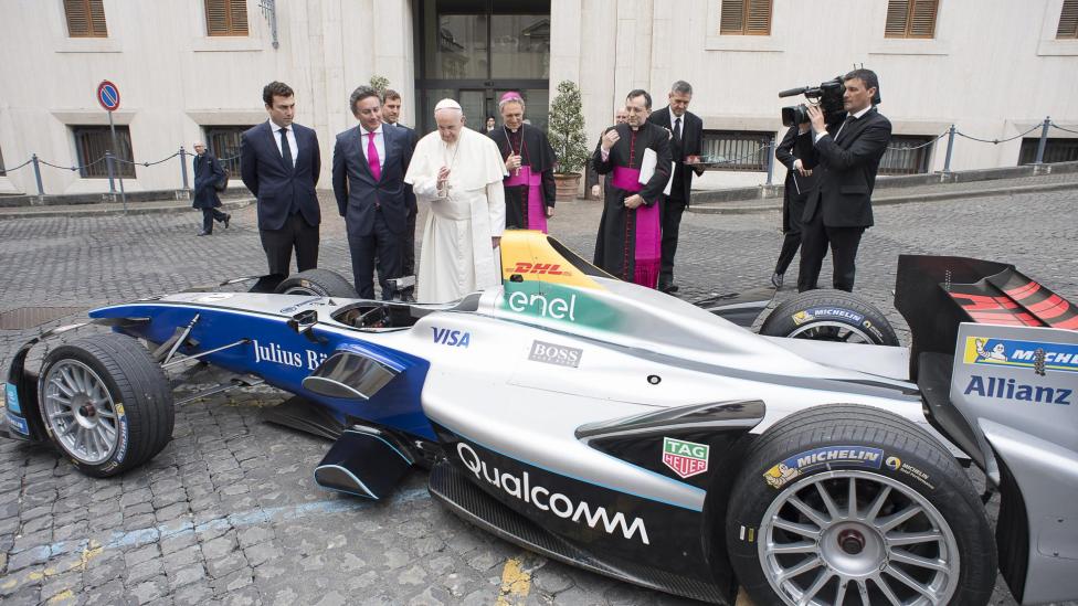 De Paus zegent Formule E