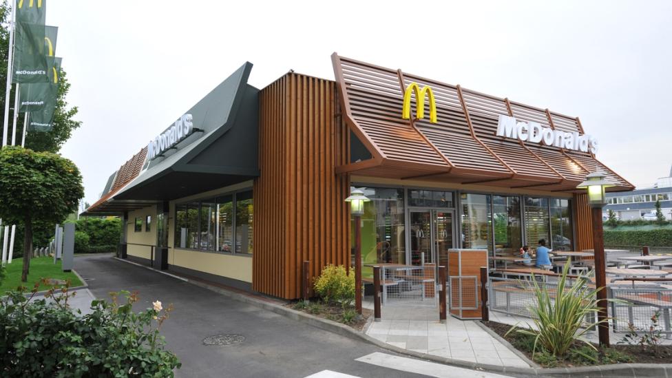 480 euro boete voor eten McDonald’s in auto