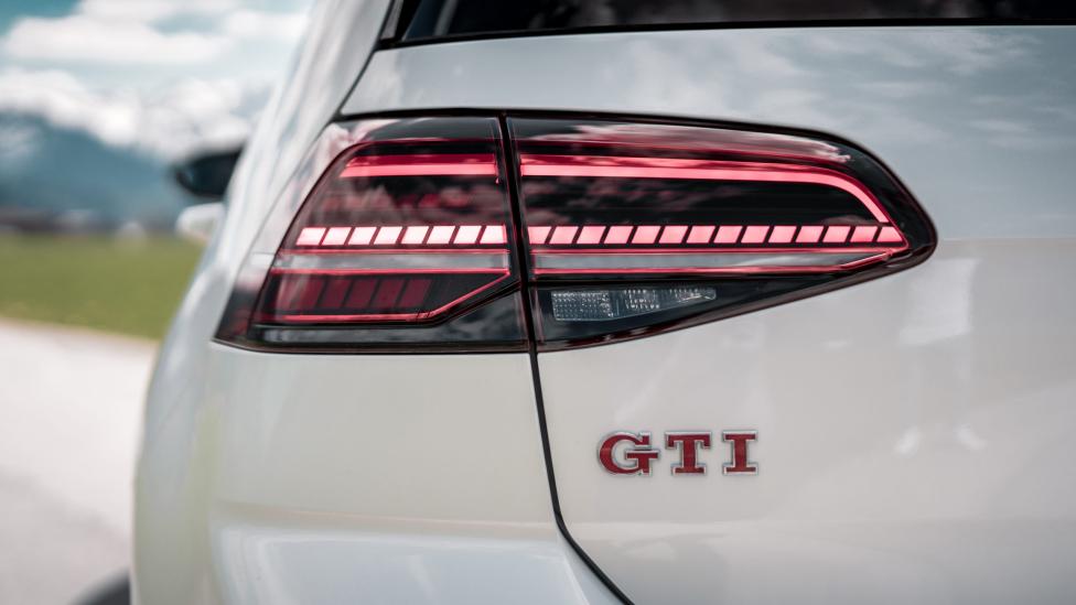 Drie VW Golf GTI’s botsen tegen elkaar