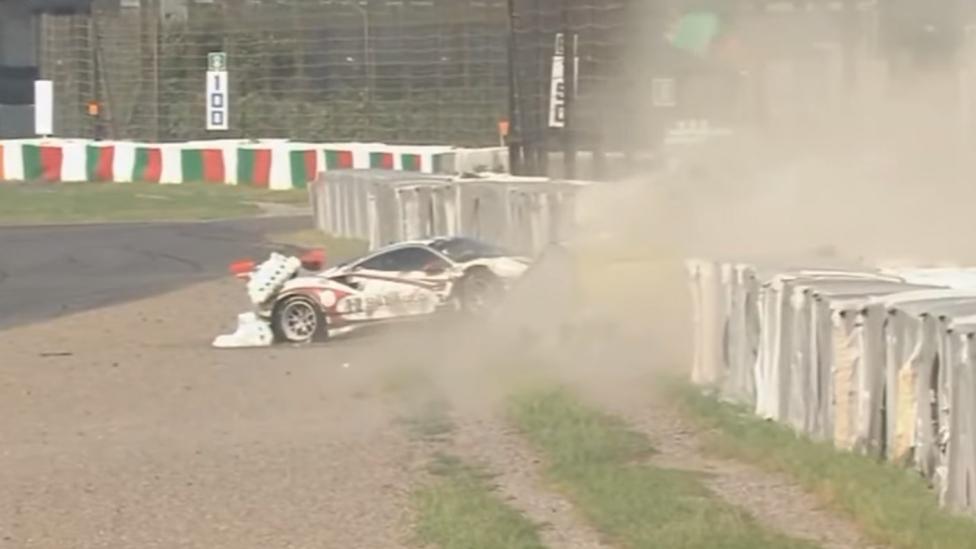 Ferrari 488 GT3 crasht hard, rijdt verder