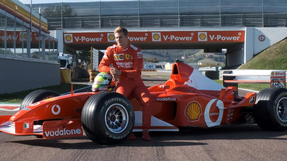 Mick Schumacher in de Ferrari F2002 van zijn vader