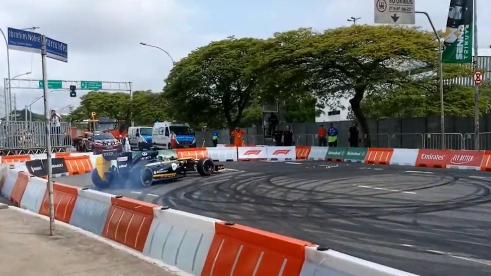 Renault F1-auto crasht tijdens Senna-eerbetoon