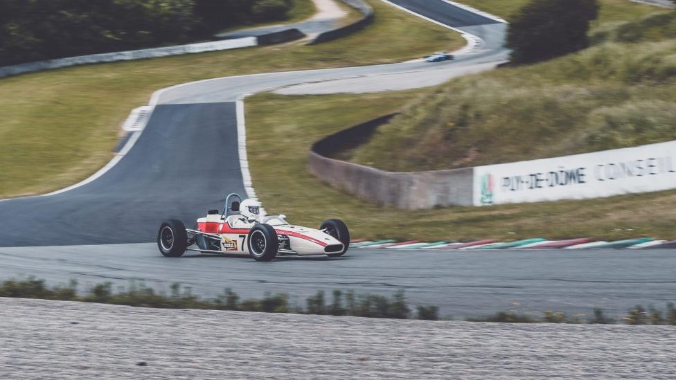 Historisch racen in een oude formule-auto