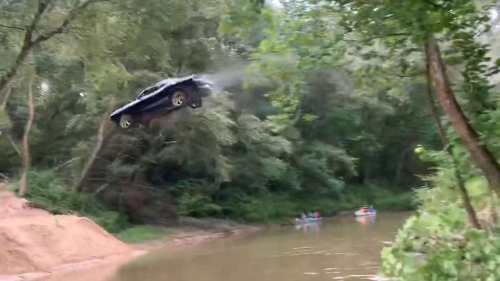 Dodge Challenger springt 30 meter over een rivier
