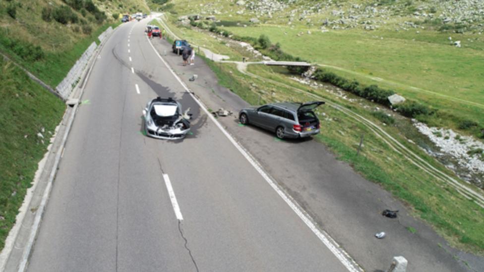 Bugatti Chiron en Porsche 911 crashen op Gotthardpas