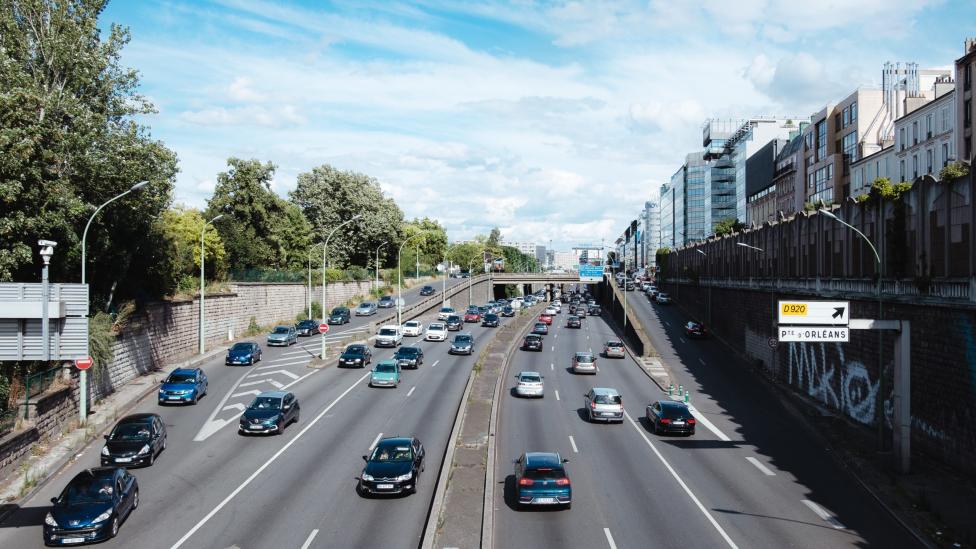 Waarom Fransen hun knipperlicht aan houden op de snelweg