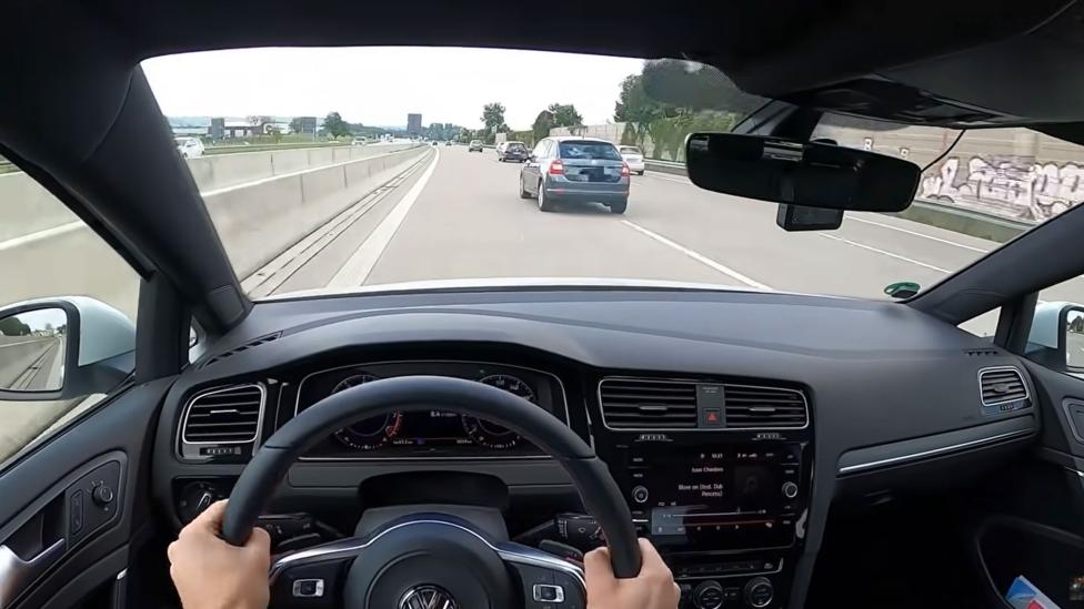 Golf GTI schampt Skoda op Autobahn-snelheid