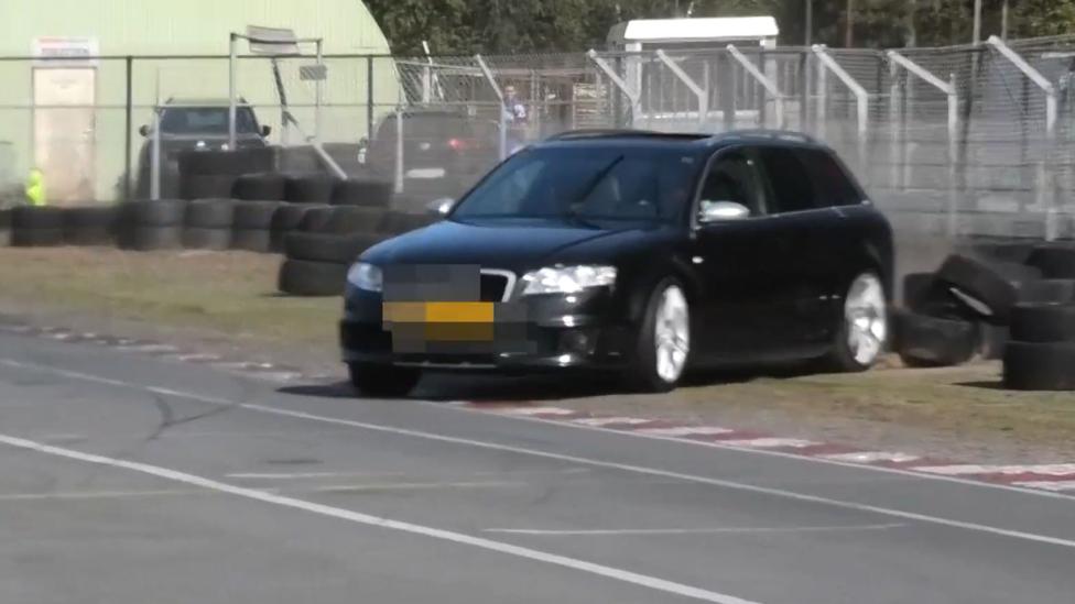 Audi RS 4 vliegt bandenstapel in op kartbaan