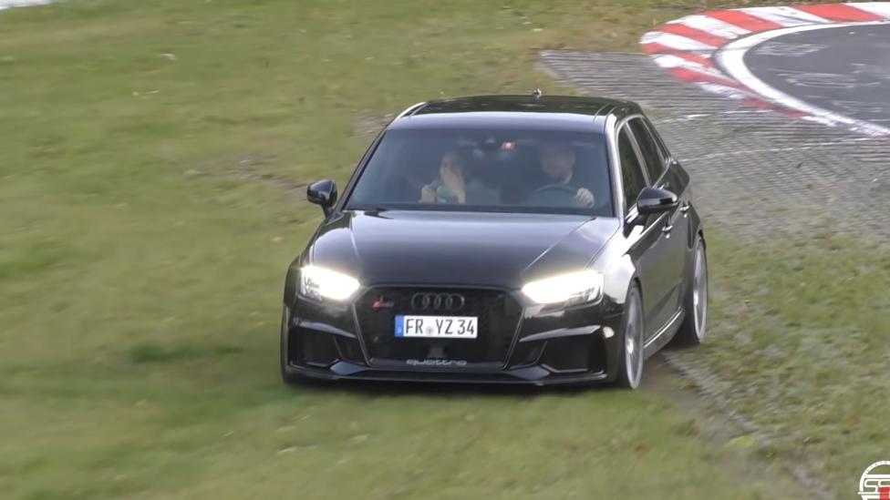 Audi RS 3 crasht bijna, bijrijder reageert gepast