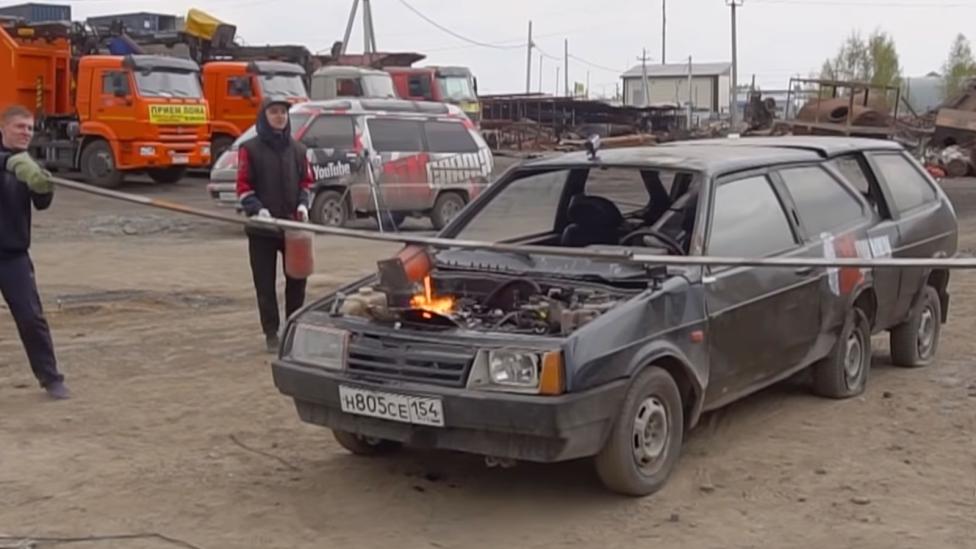Russen gieten lava in draaiende motor