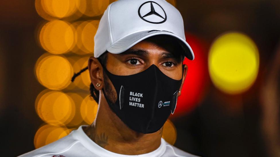 Lewis Hamilton over zijn corona: ’Het gaat goed’