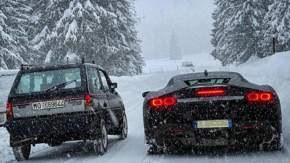 Dragrace: Panda 4×4 vs Ferrari SF90 in de sneeuw