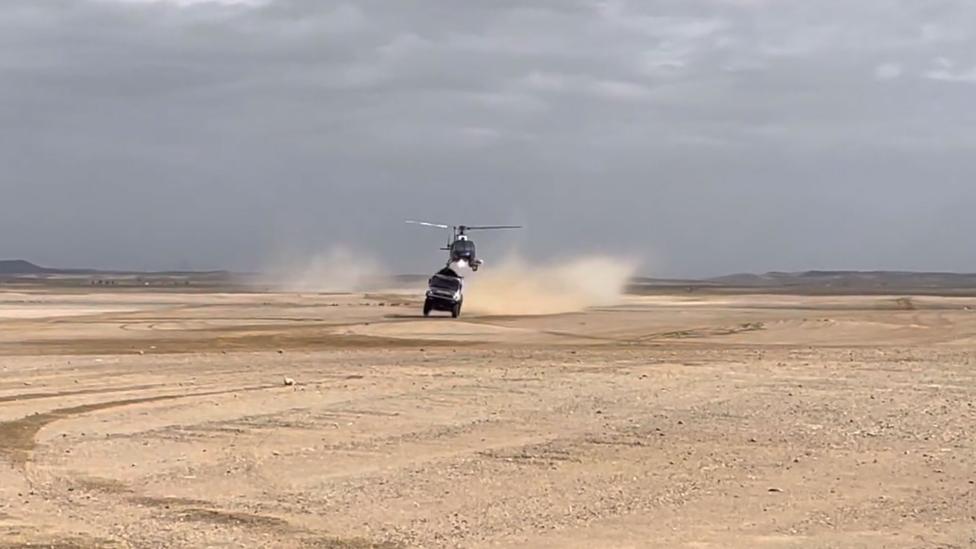 Dakar-vrachtwagen springt tegen helikopter