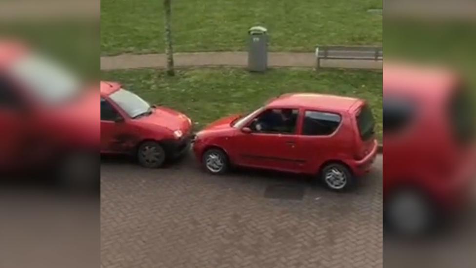 Drie Fiatjes spelen botsautootje op de openbare weg