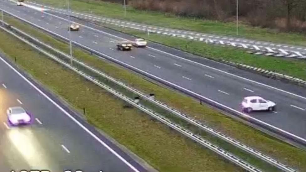 Auto keert op A27 bij Bilthoven