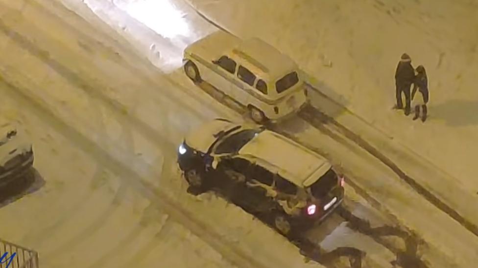 Renault 4 rijdt Dacia Duster voorbij in de sneeuw