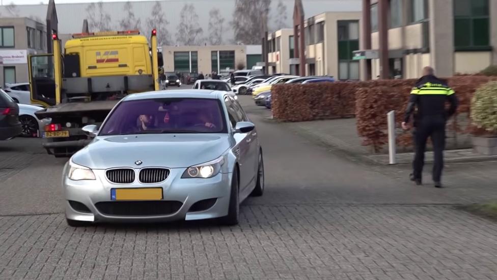 BMW M5 V10 misdraagt zich op de weg