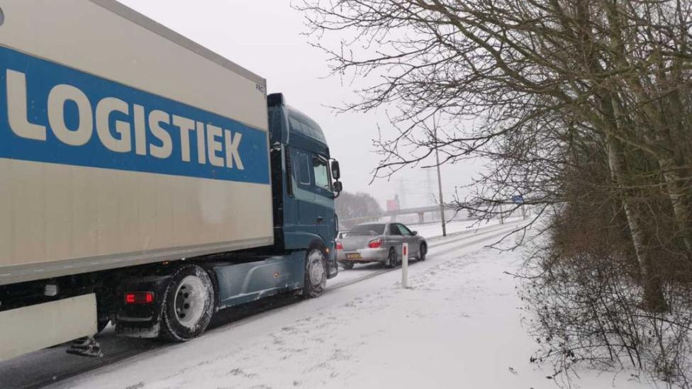 Subaru trekt vrachtwagen uit de sneeuw