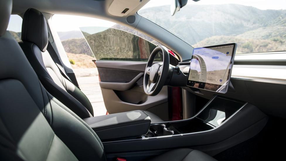 Even schrikken: Tesla-rijder claimt dat het stuur spontaan loslaat op de snelweg