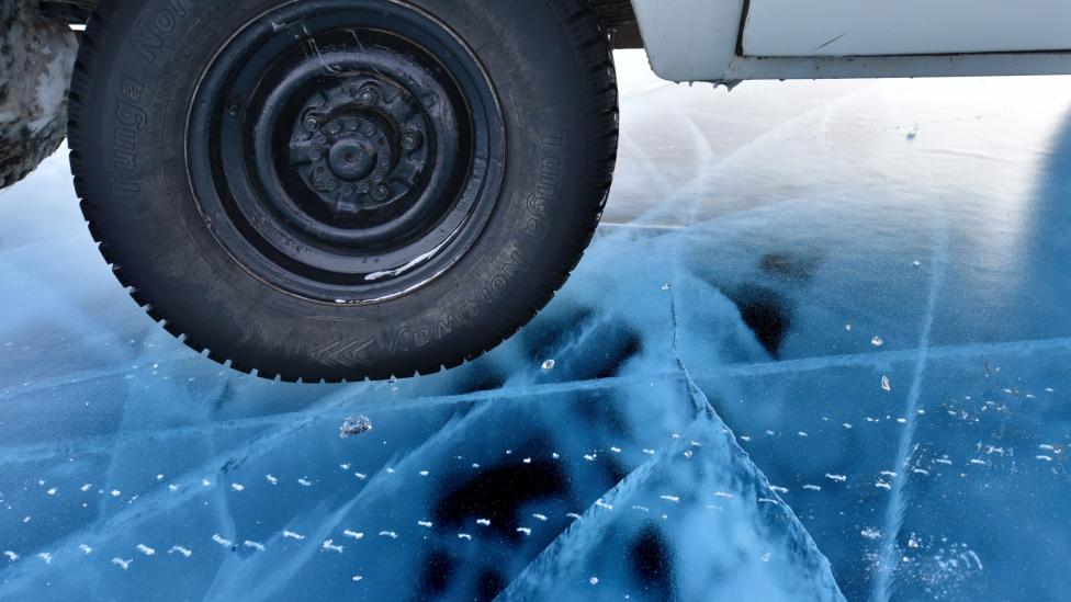 Mag je op het ijs rijden met een auto?
